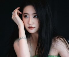 刘亦菲一袭翩翩绿裙，似小荷才露尖角，于凌冬中绽放无限昂扬生机与活力，活力满满。