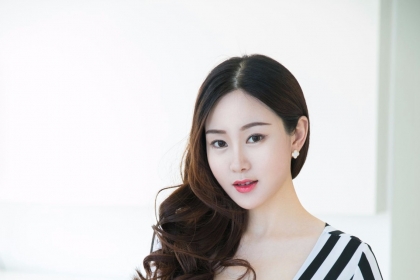 宅男女神易阳ELLY，低胸性感黑白条纹紧身长裙时尚前卫穿搭，展示魔鬼般完美身材
