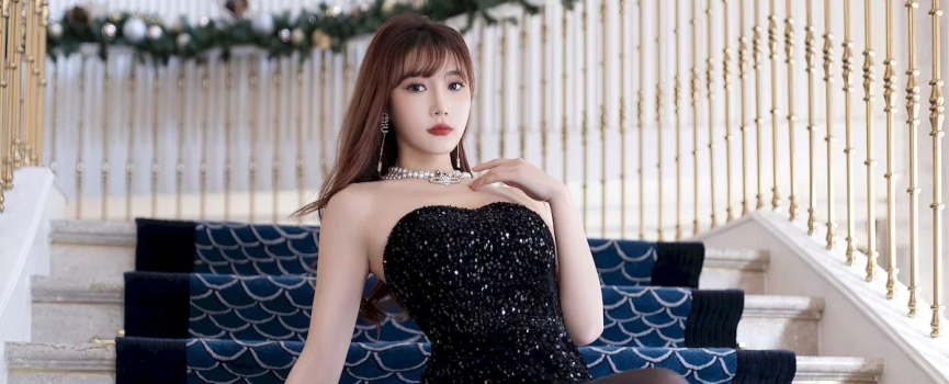 模特陆萱萱黑色露肩礼裙搭配魅惑黑丝泰国旅拍