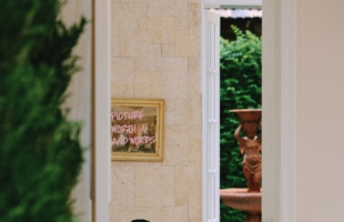 关晓彤身穿蓝色抹胸开叉长裙，大秀修长美腿太迷人