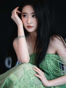 刘亦菲一袭翩翩绿裙，似小荷才露尖角，于凌冬中绽放无限昂扬生机与活力，活力满满。